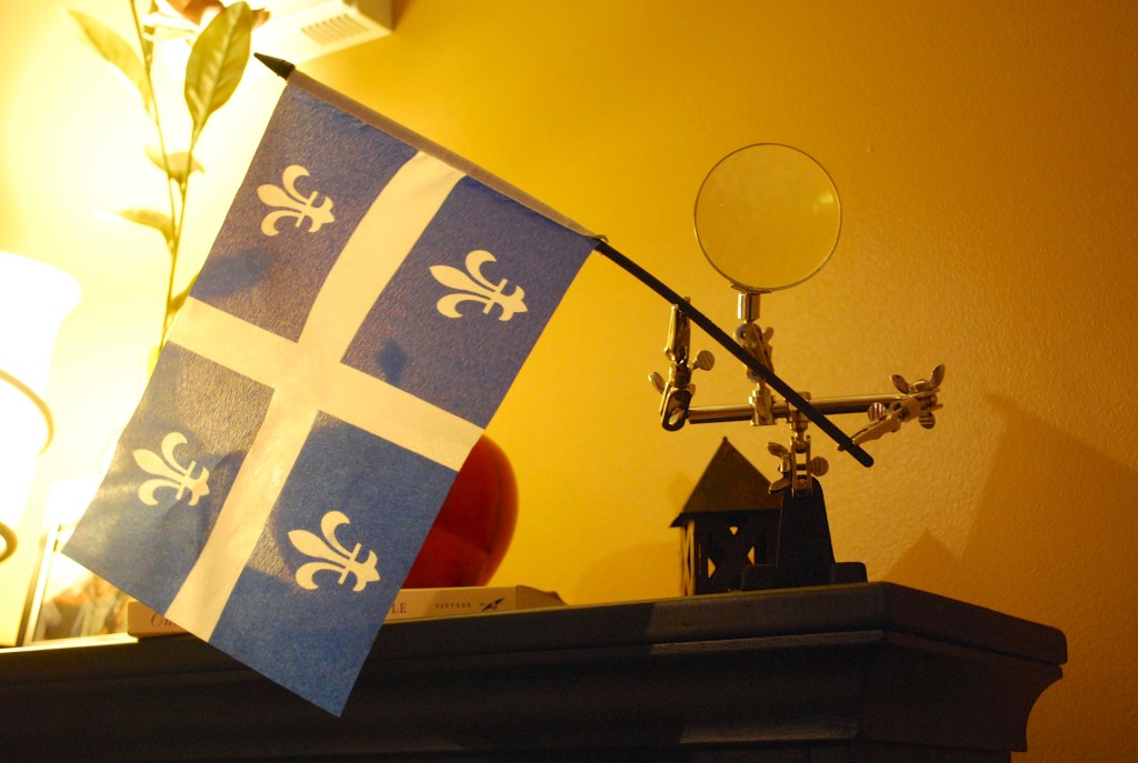 The house decoration evolved too...this little magnifying glass man was made years ago for one of our yearly party. And it's still around!